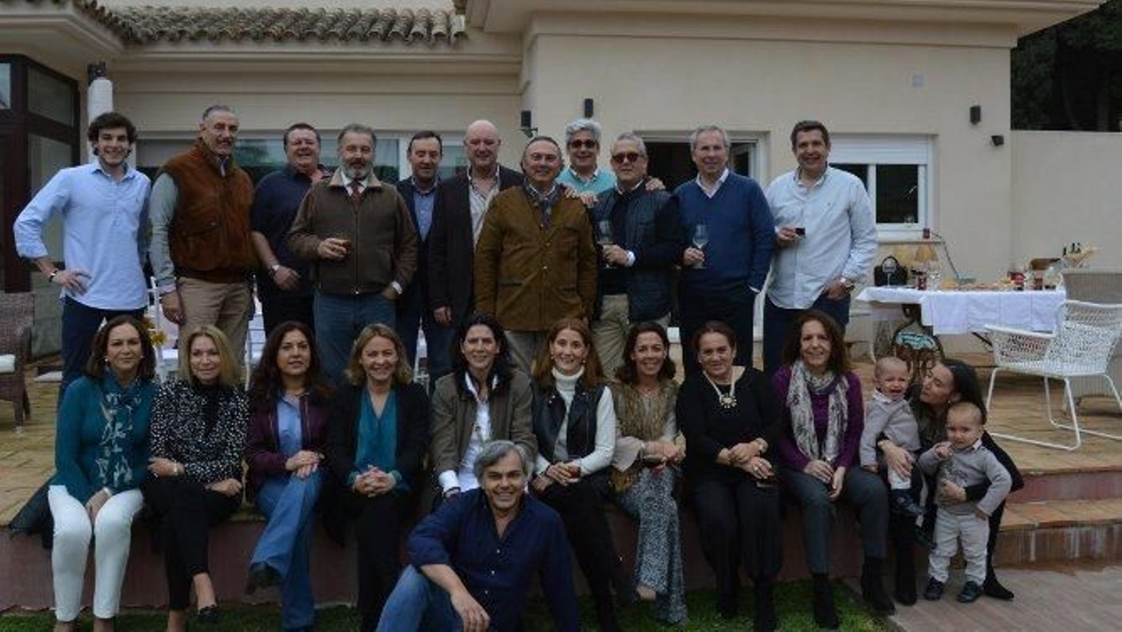 Ricardo Muñoz Monge con su mujer Paola Copano y todo el grupo de familiares y amigos que acudieron al almuerzo celebrado con motivo  de su cincuenta cumpleaños, en El Puerto de Santa María.