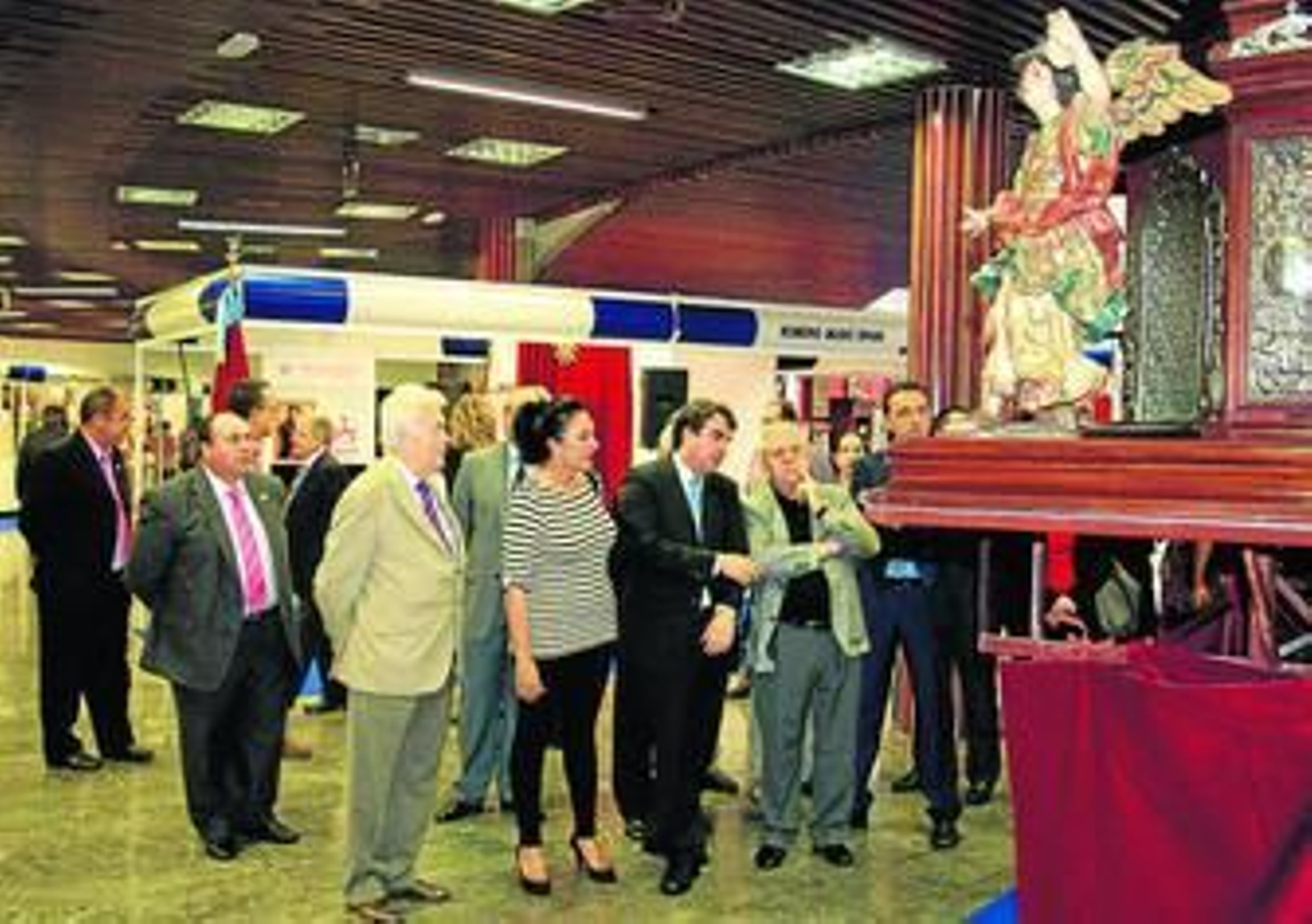 Autoridades municipales, ayer, durante su visita a la feria.