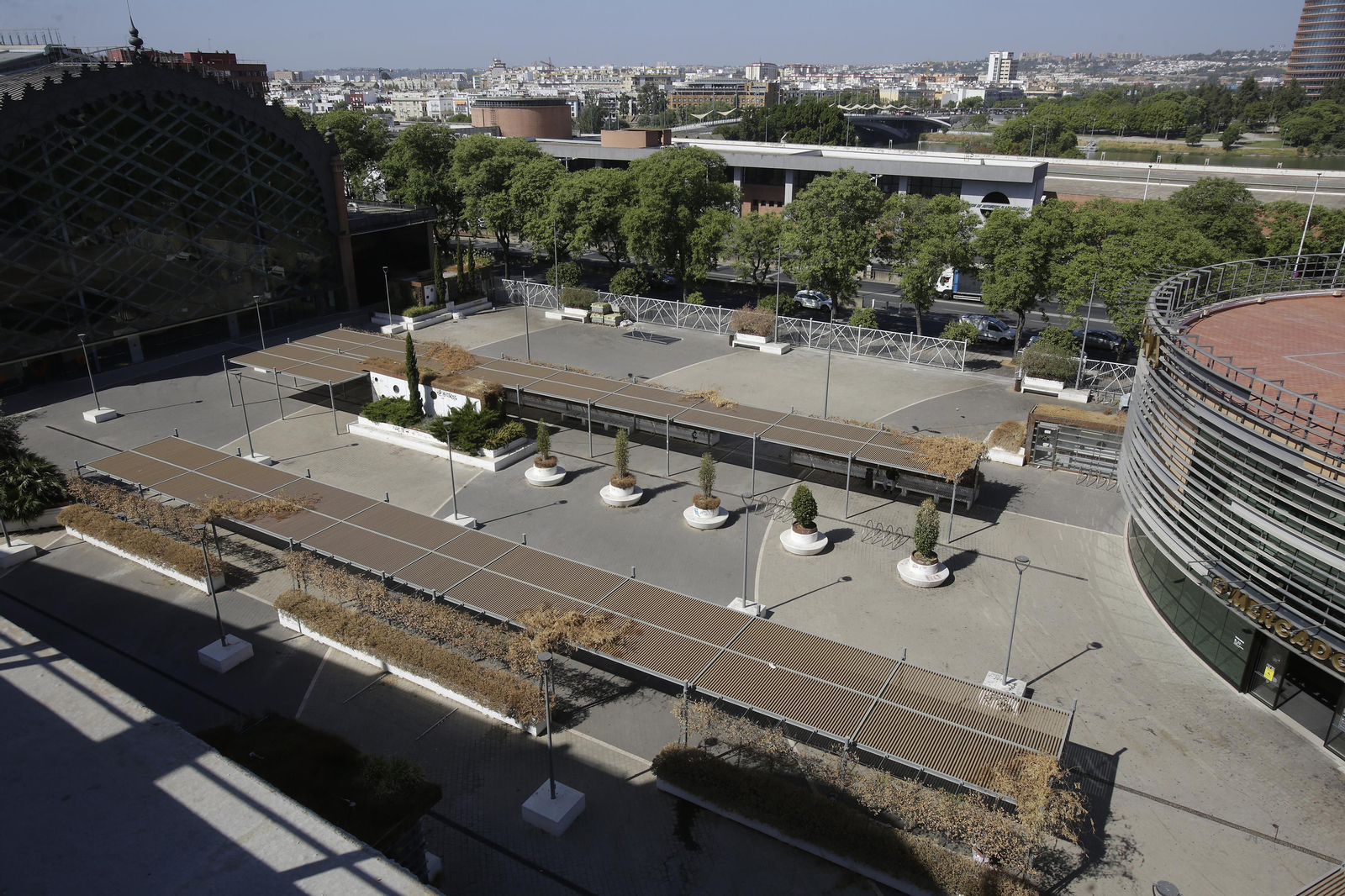 Abandono y mal estado de la plaza entre Mercadona y Plaza de Armas