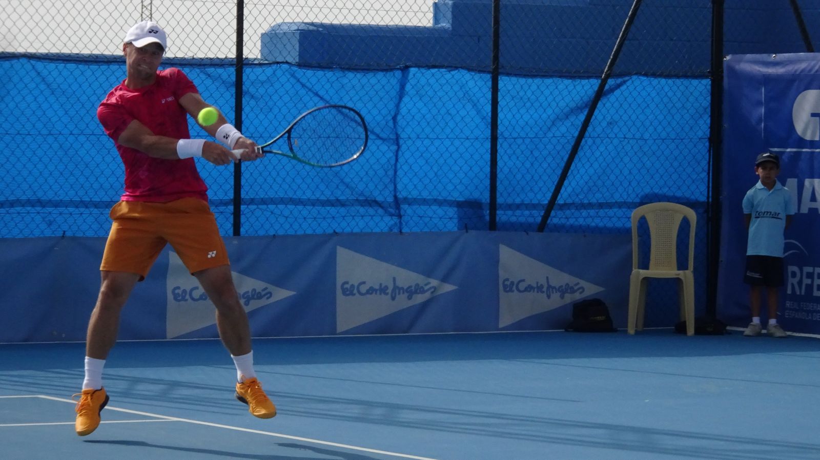 Berankis golpea la pelota durante su partido.