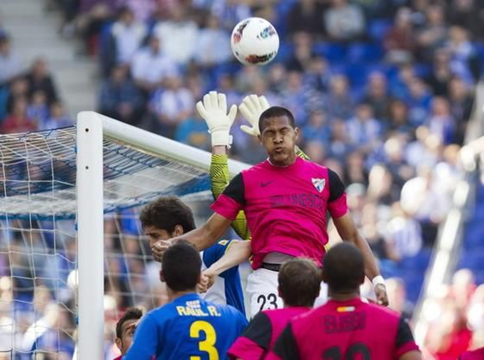El Málaga remonta un partido, esta vez uno que se había puesto muy complicado, para igualar con el Valencia en la tercera plaza.  


Foto: EFE
