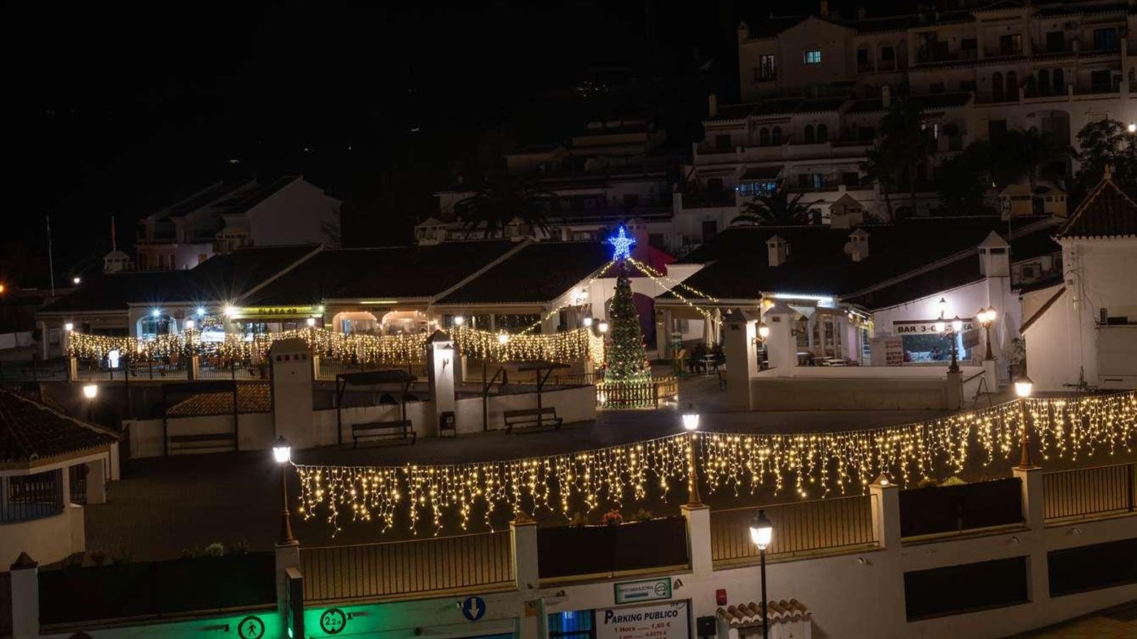 Así brilla Frigiliana en Navidad.