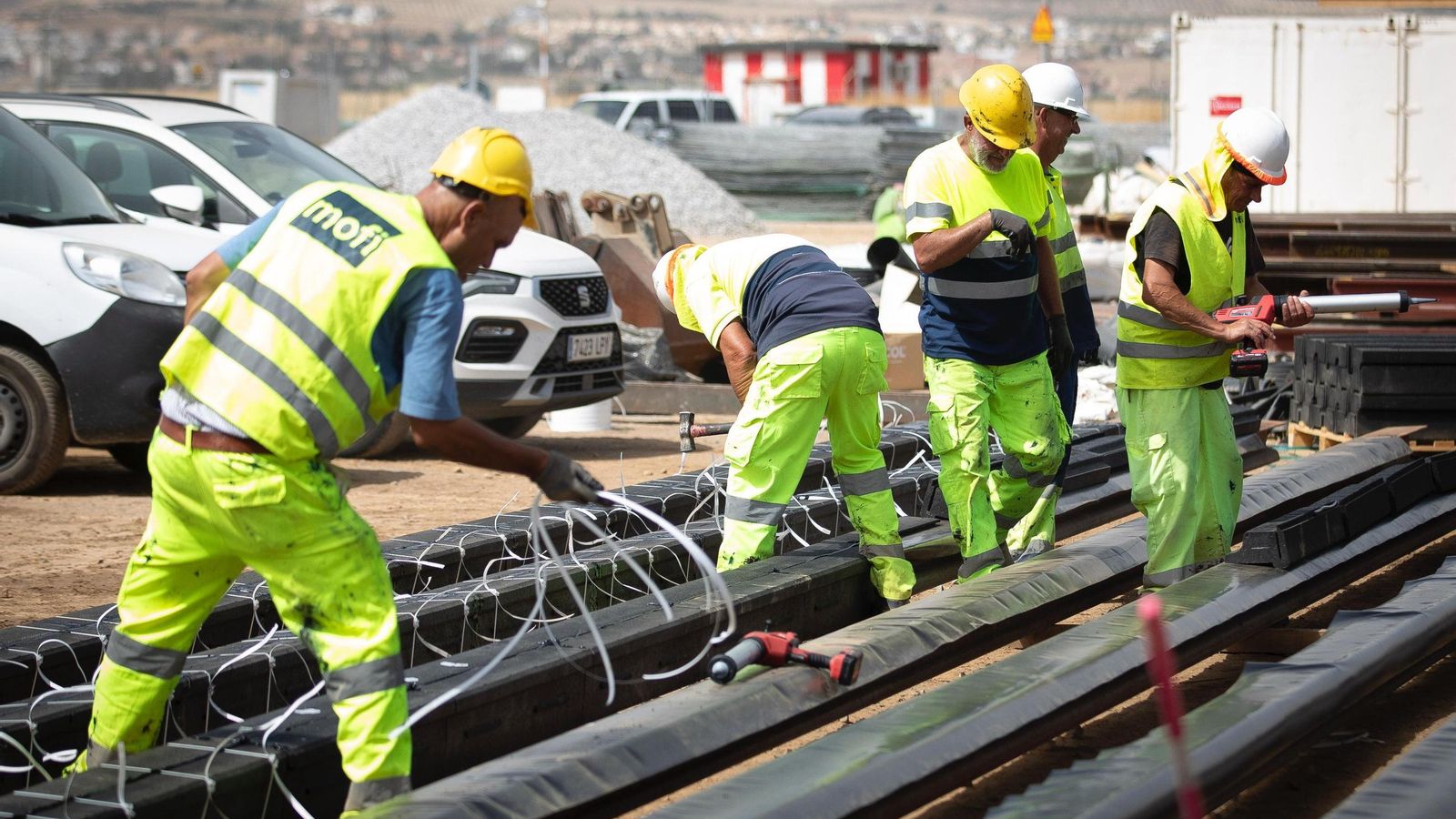 Empleados trabajando en las futuras vías de la ampliación del Metro