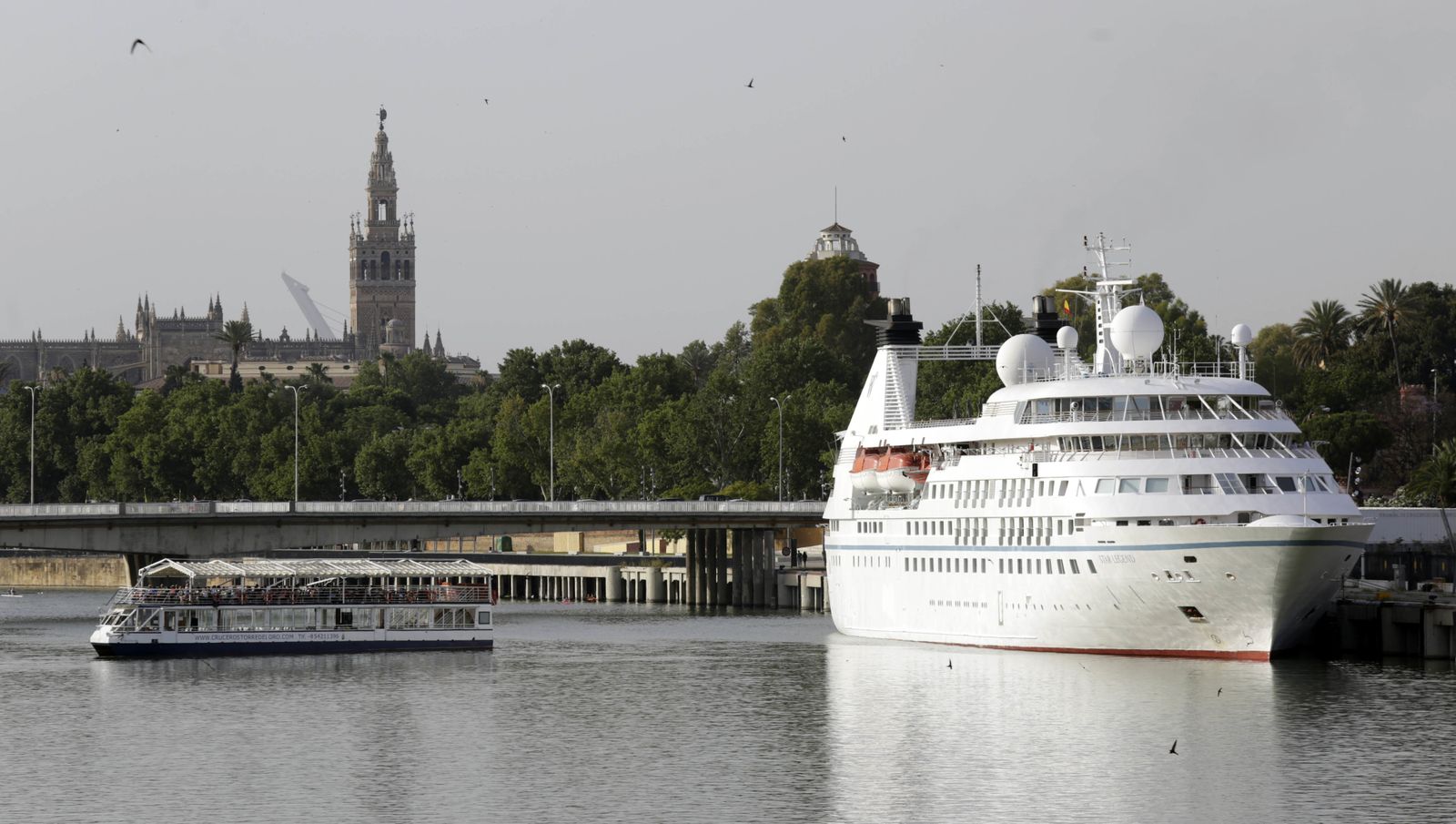 Un crucero atracado en el Muelle de las Delicias.