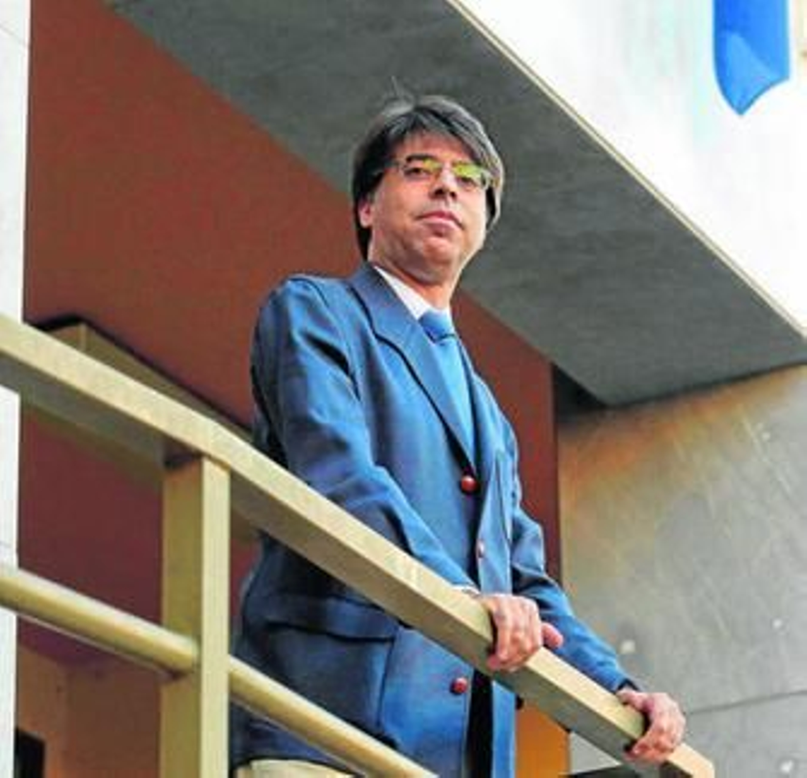 Francisco Martínez González posa en la puerta del centro al que llegó como docente en 1988.