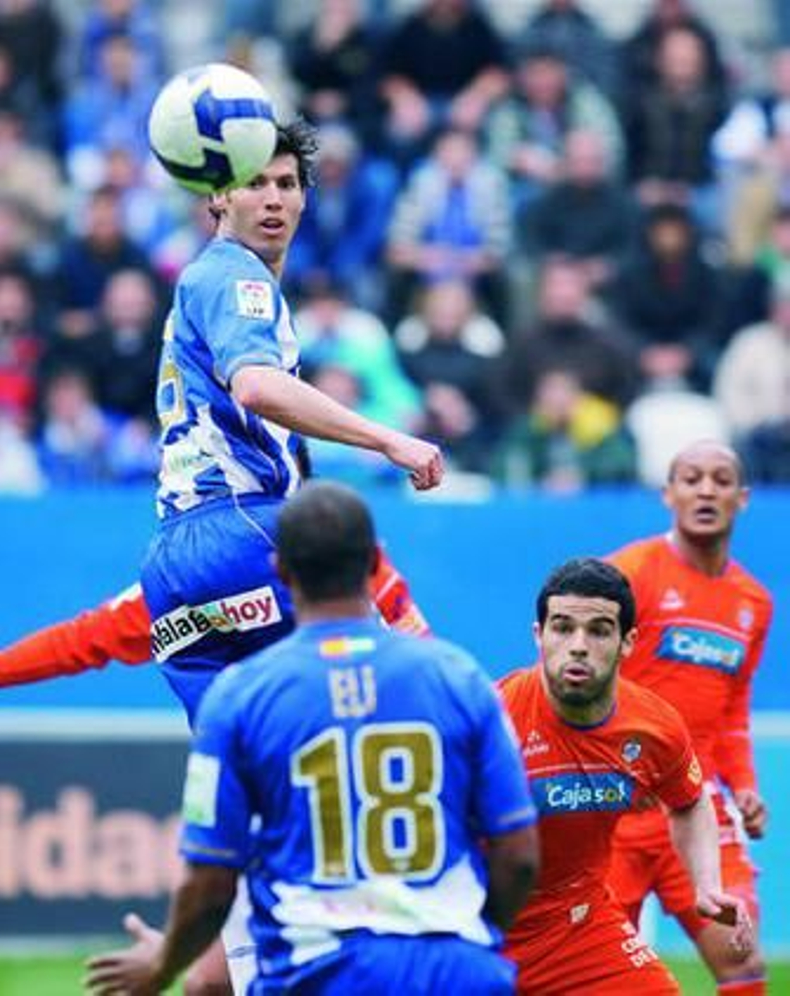 Albert Luque cabecea en presencia de Eliseu y dos jugadores del Recreativo de Huelva.