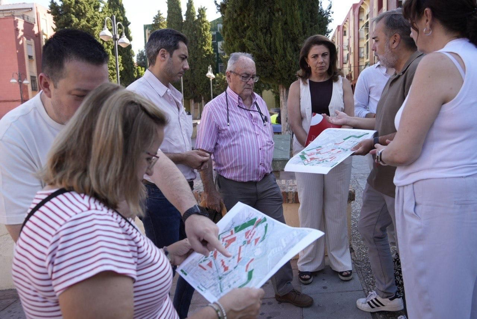Imagen de la visita del PSOE al barrio Casería de Montijo de Granada