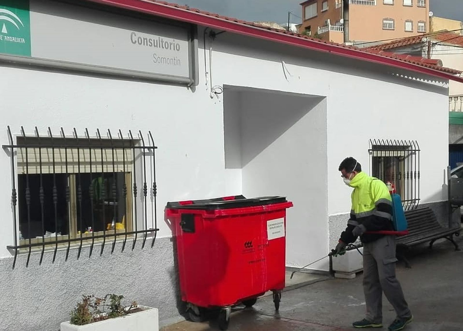 Desinfección en el consultorio médico de Somontín.