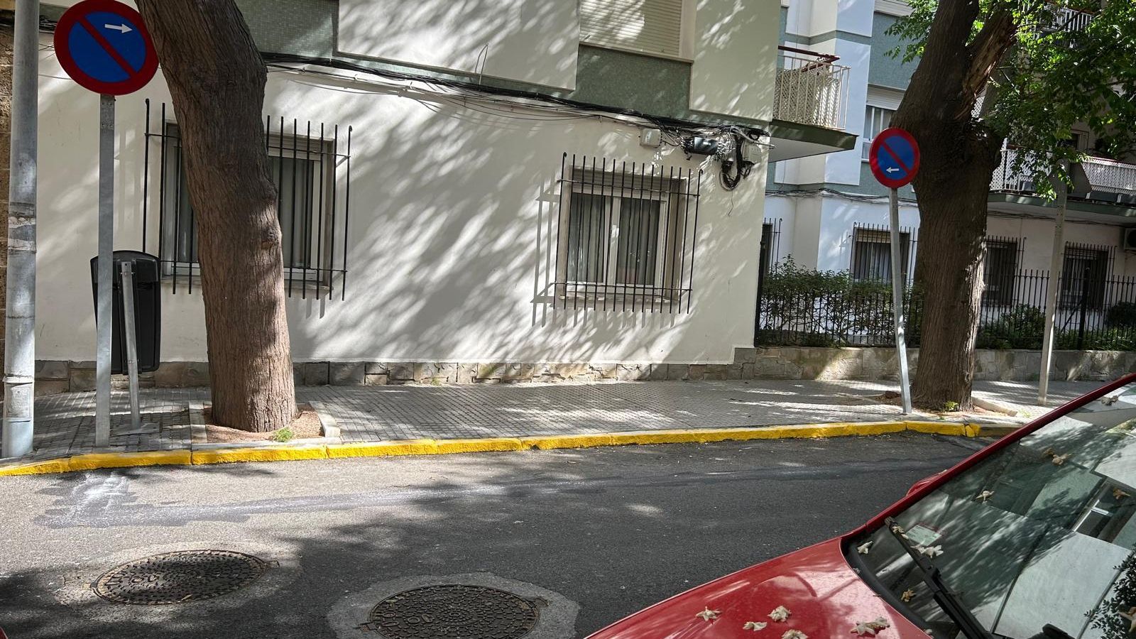 Otro de los tramos de la calle Hibiscos en los que se ha prohibido también el aparcamiento de motos en cordón sin previo aviso Otro de los tramos de la calle Hibiscos en los que se ha prohibido también el aparcamiento de motos en cordón sin previo aviso