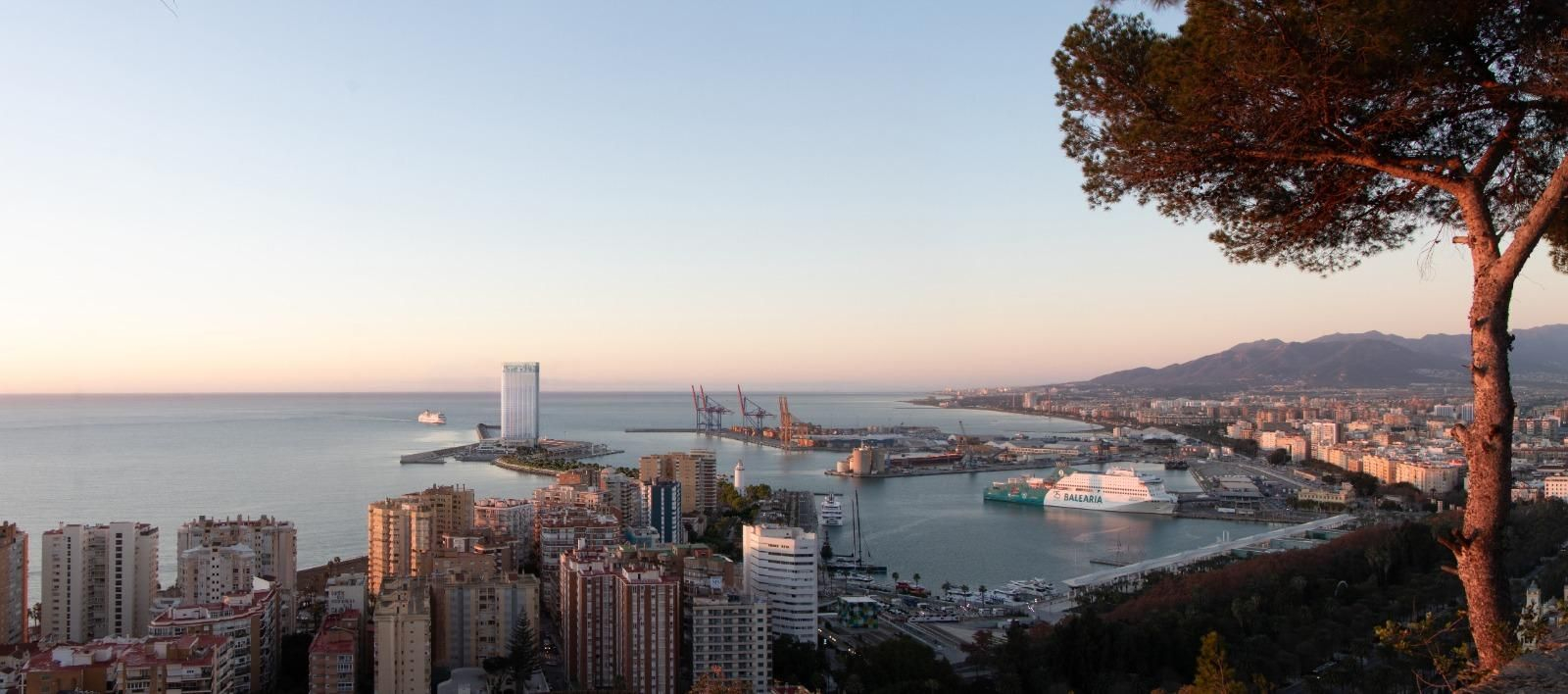 Recreación de la vista de la torre del puerto de Chipperfield desde Gibralfaro.