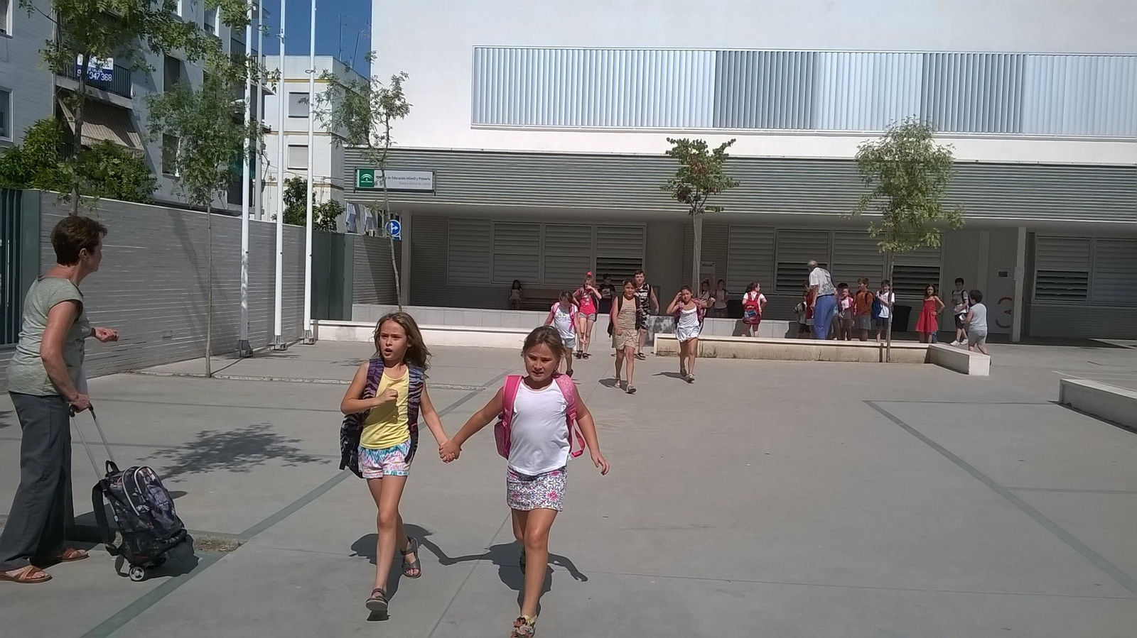 Un grupo de niños sale del centro Nuestra Señora de Linares.