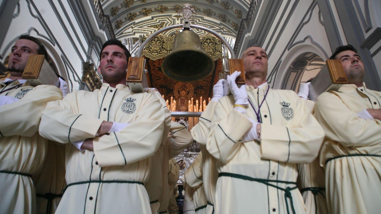 Hombres de trono en una cofradía de Málaga.