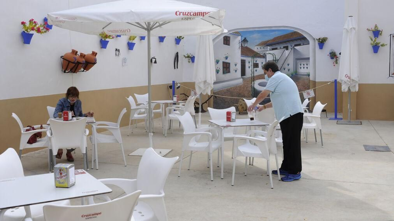 Terraza del bar Izquierdo, en el centro de Almodóvar del Río.