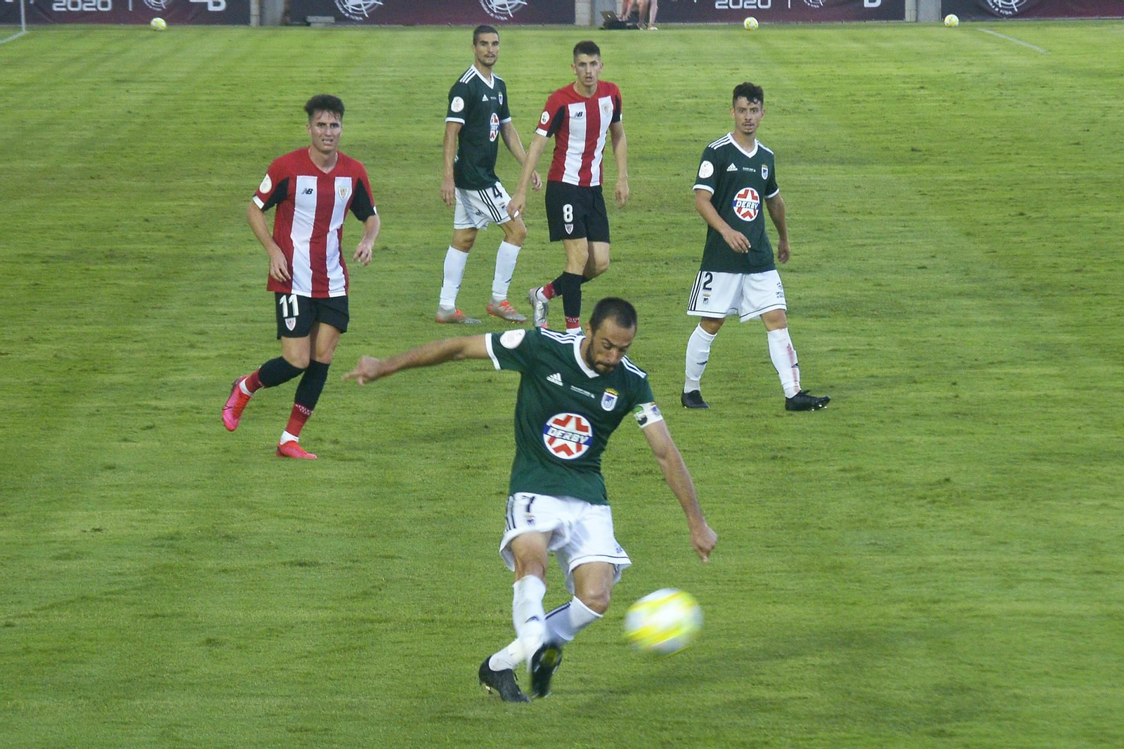 Una disputa en la eliminatoria entre el Athletic B y el Badajoz en Algeciras.