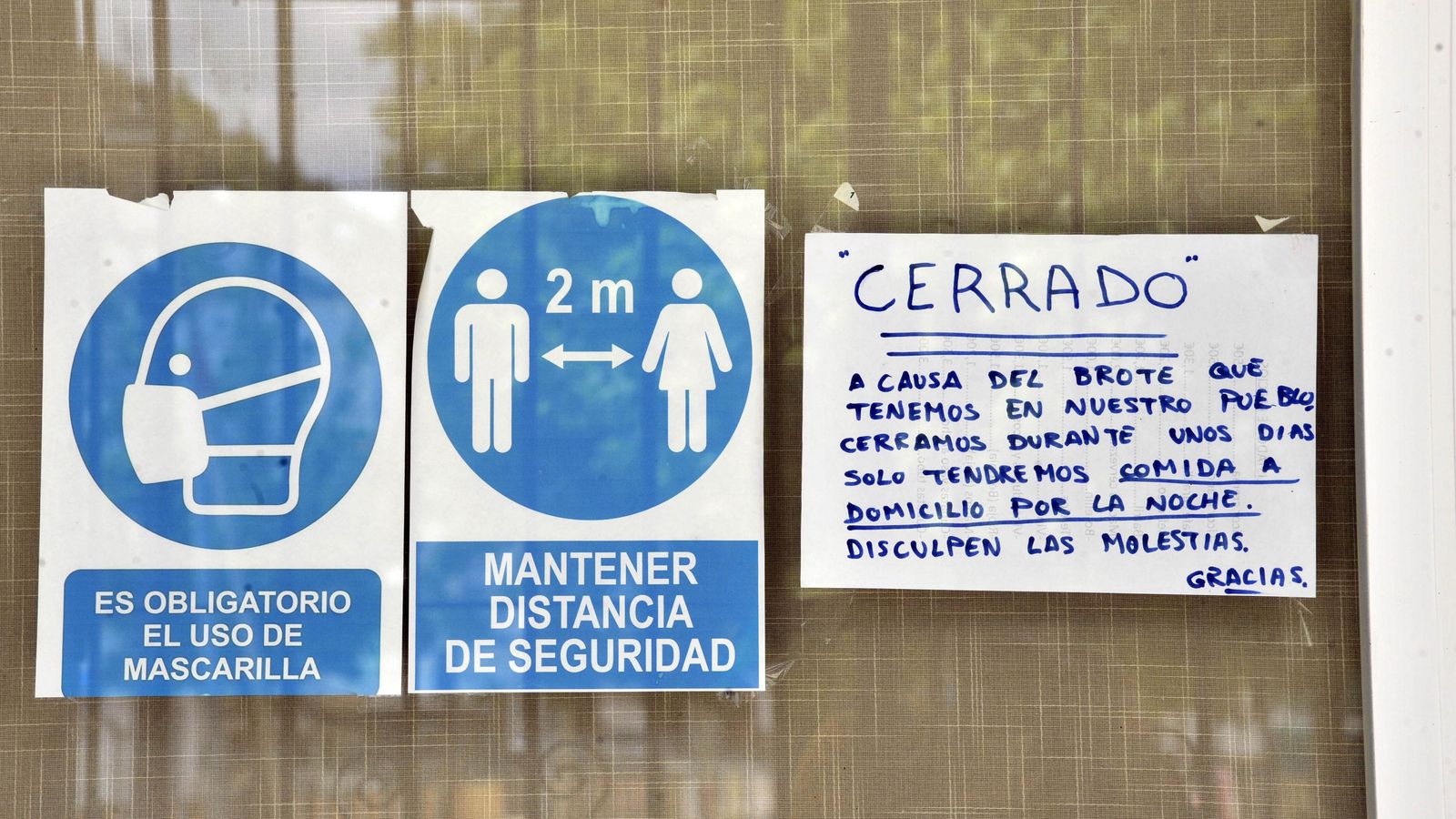 Cartel de cerrado en un establecimiento del pueblo