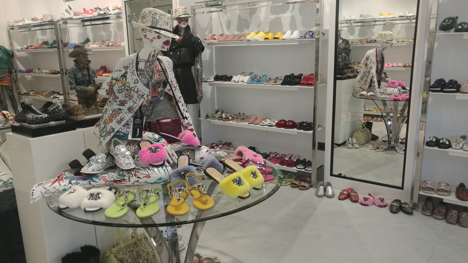 Un muestrario de una zapatería de diseño.