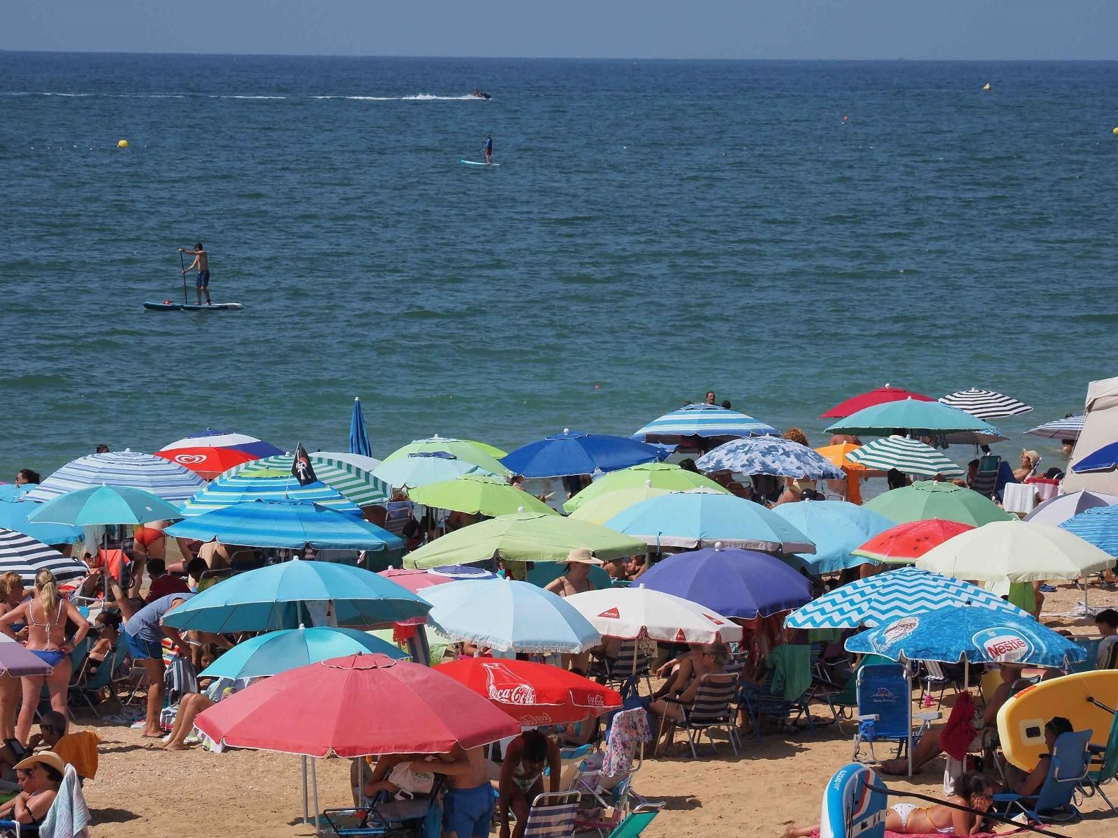 Ambiente de la playa de La Antilla a rebosar en un caluroso día