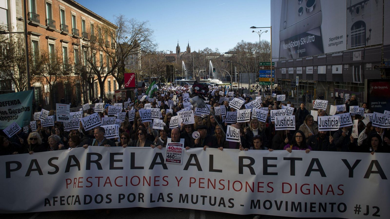 Miles de abogados se manifestaron a principios de febrero en Madrid para pedir esa "pasarela" al RETA.