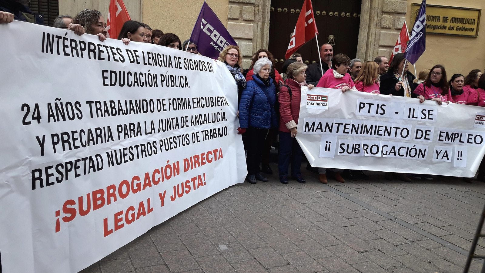 Un momento de la concentración ante la Delegación del Gobierno.