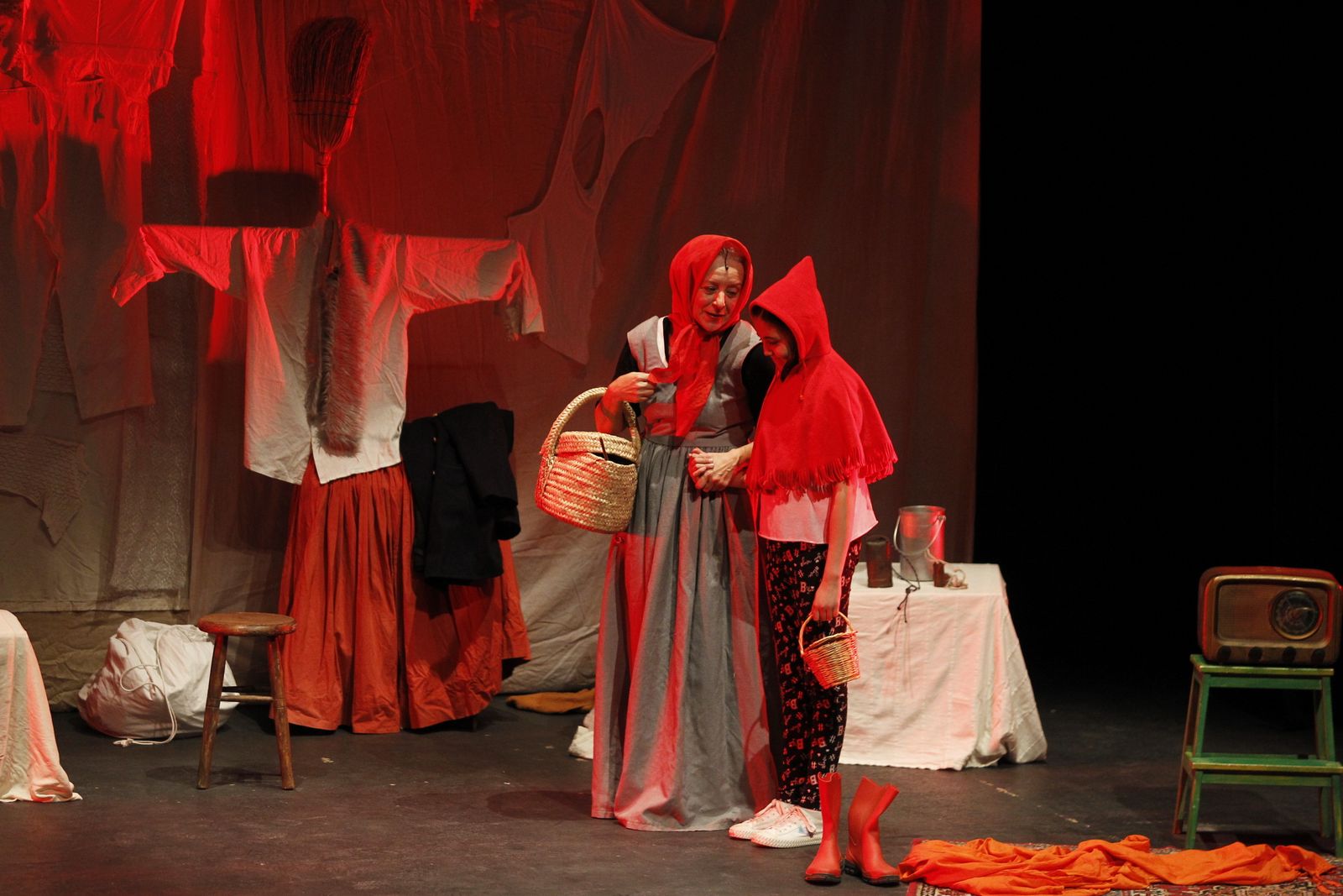 Fotogalería Festival Teatro El Ejido. Obra "El Desván de los Hermanos Grim"