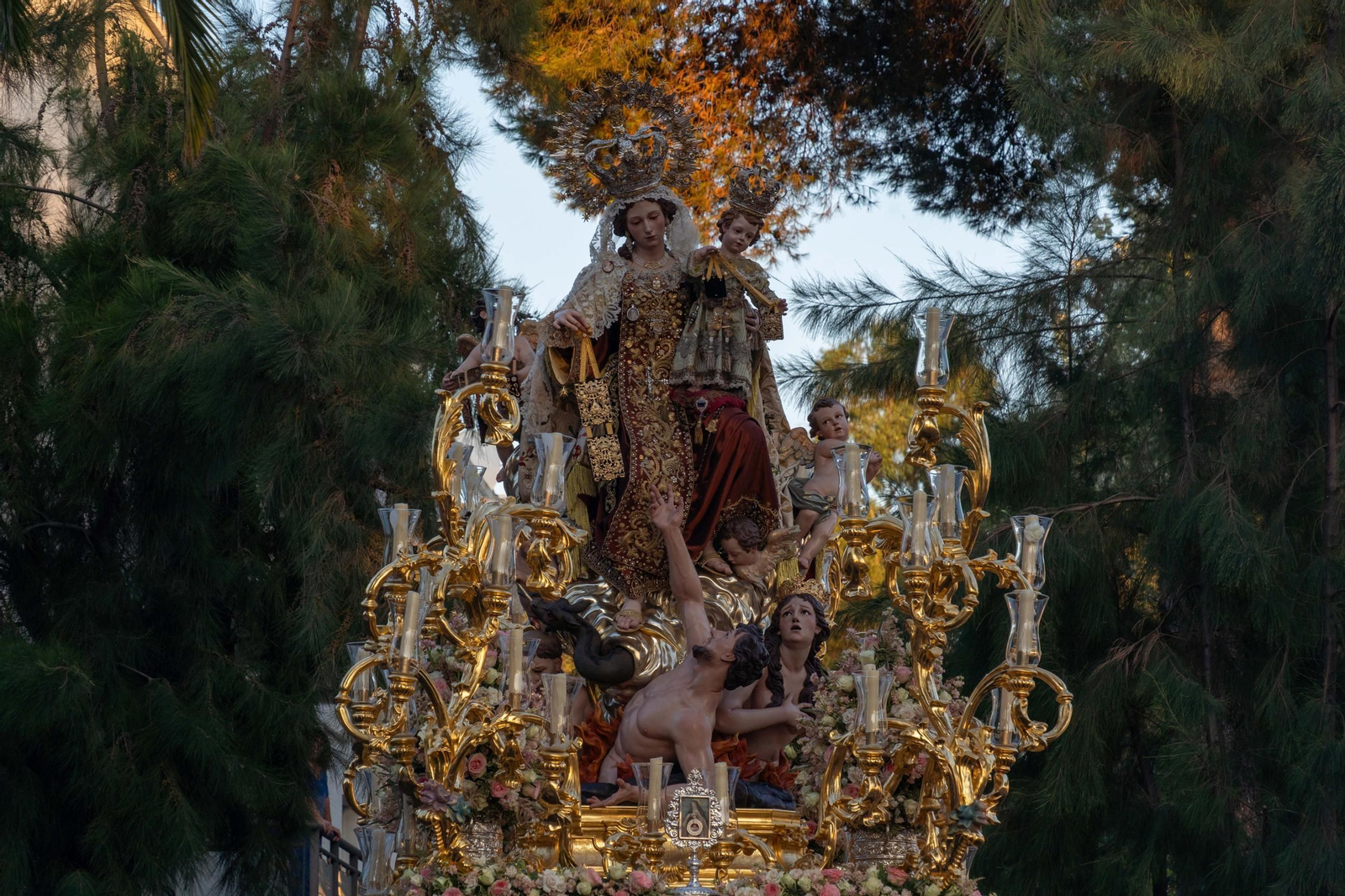 Imágenes de la procesión La Virgen del Carmen por las calles de Huelva