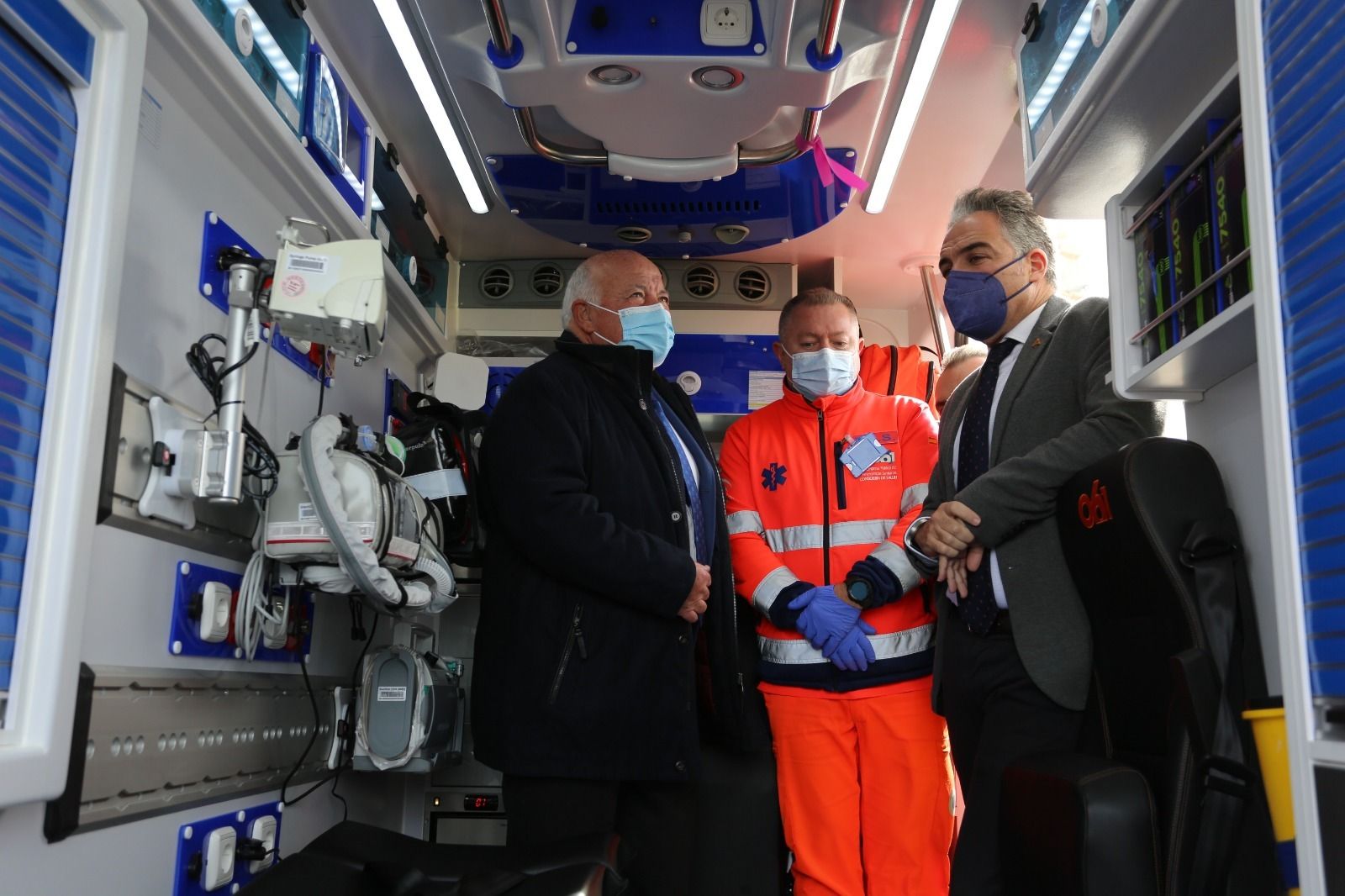 Los consejeros de Salud y Presidencia, dentro de una de las UVI móviles.