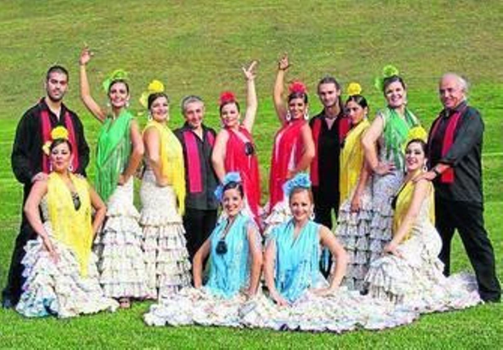 Una imagen del grupo de folklore posando.