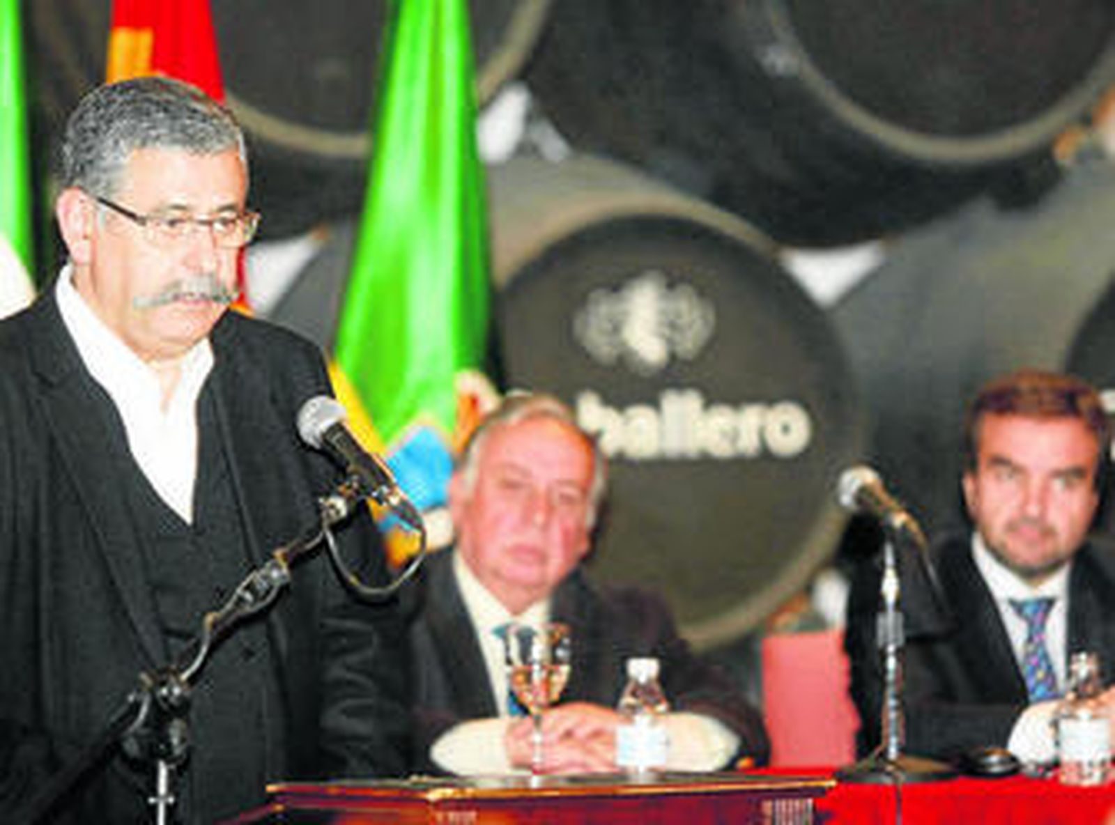 El diseñador Emilio Gil, durante la presentación del cartel de la Feria de Primavera, obra de Manolo Prieto.