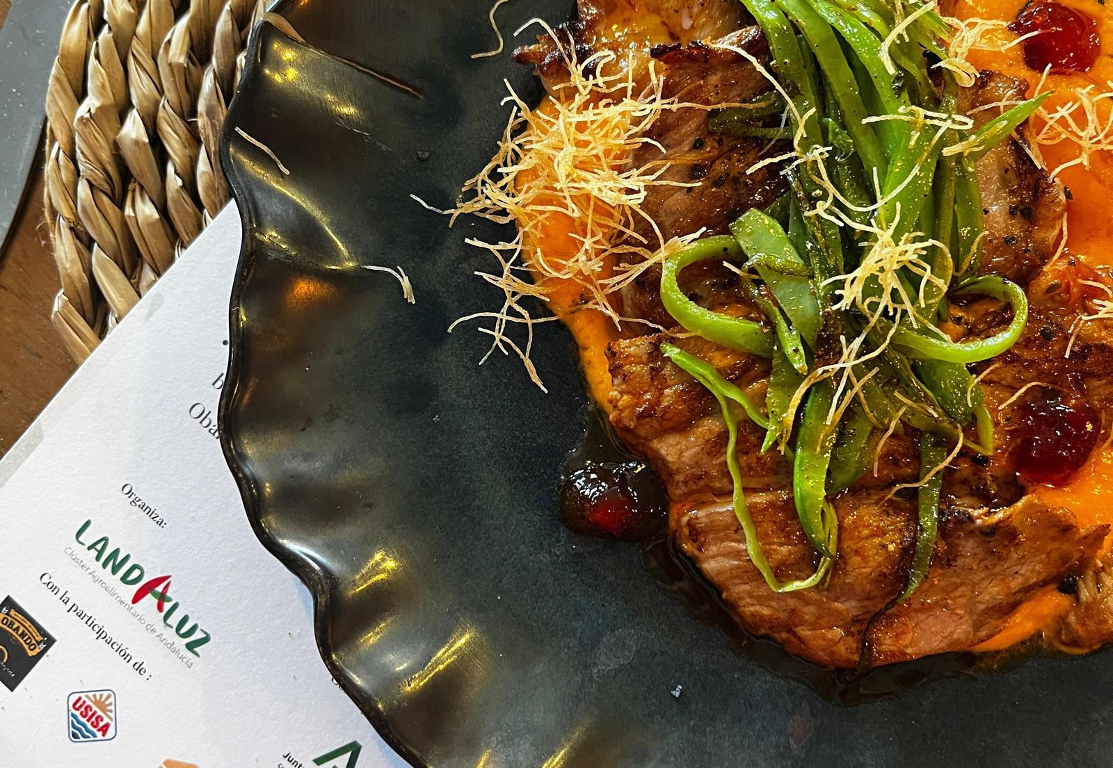 Presa ibérica El Descansillo, porra antequerana y aceite Capricho Andaluz, uno de los platos que podrás probar en Kino's (Jerez)