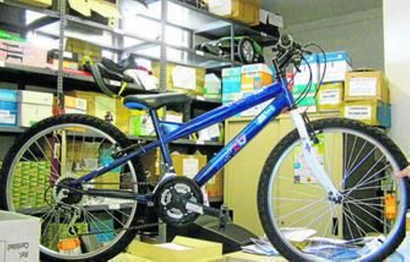 Una bicicleta prácticamente nueva, entre los objetos que guarda la Policía Local.