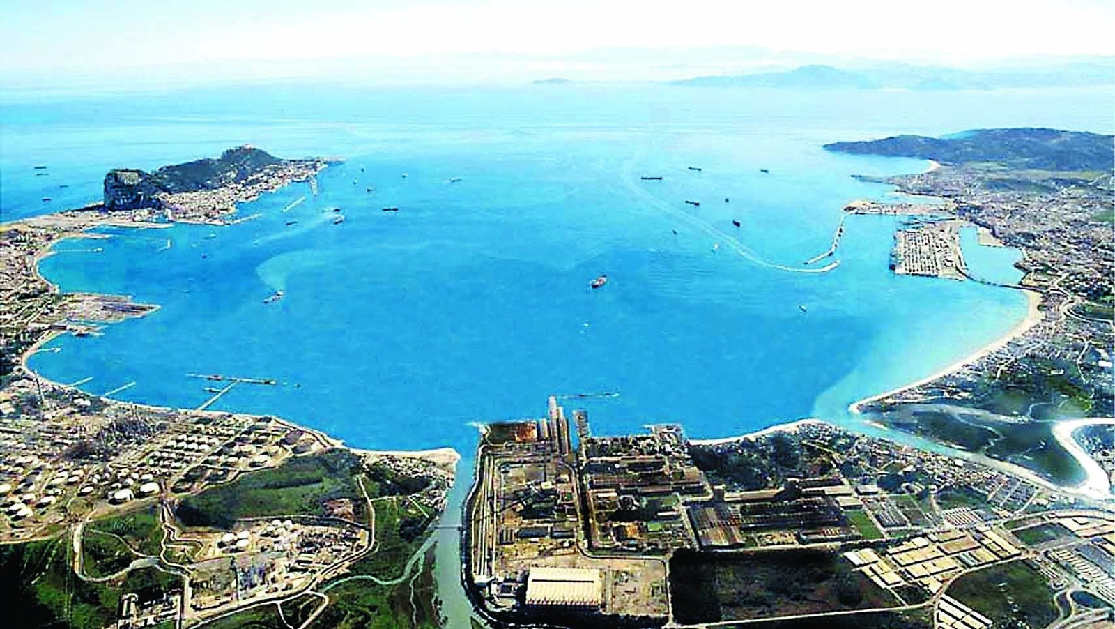 Vista aérea de la Bahía de Algeciras, circundada por La Línea, San Roque, Los Barrios y Algeciras, los municipios estudiados en el diagnóstico de la Junta.