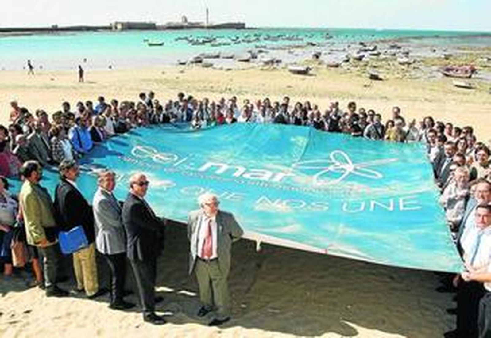 Miembros de la UCA y de diversos colectivos ciudadanos muestran su apoyo al Campus de Excelencia durante su presentación en Cádiz hace unas semanas.
