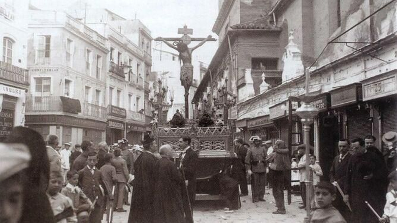 Una de las últimas procesiones presididas por el Santo Crucifijo de San Agustín.