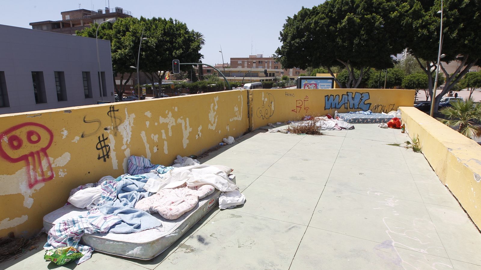 Un colchón y restos de residuos alrededor al lado del Parque Carrefour