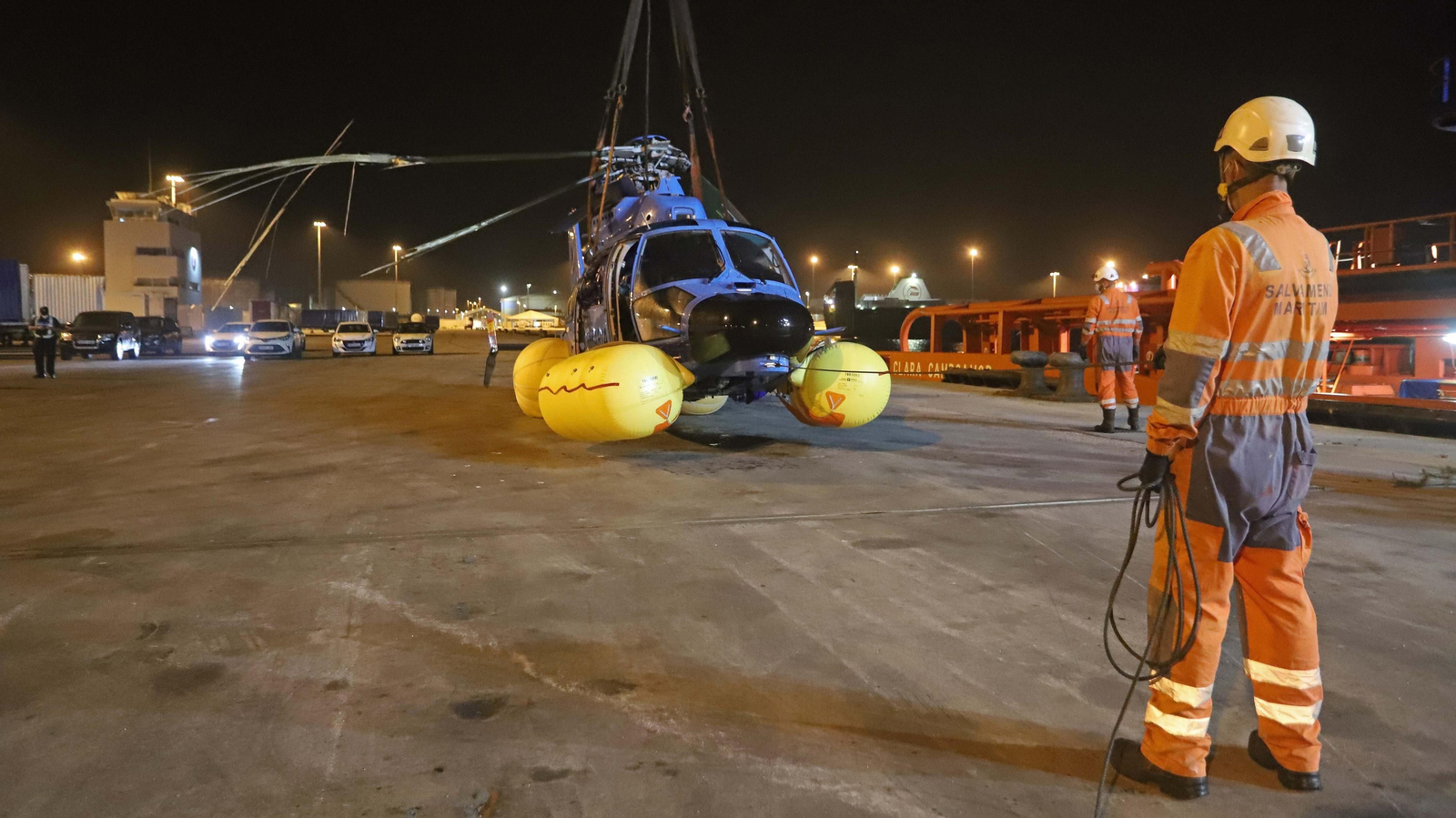 Fotos del traslado a Algeciras del helicóptero de Aduanas accidentado