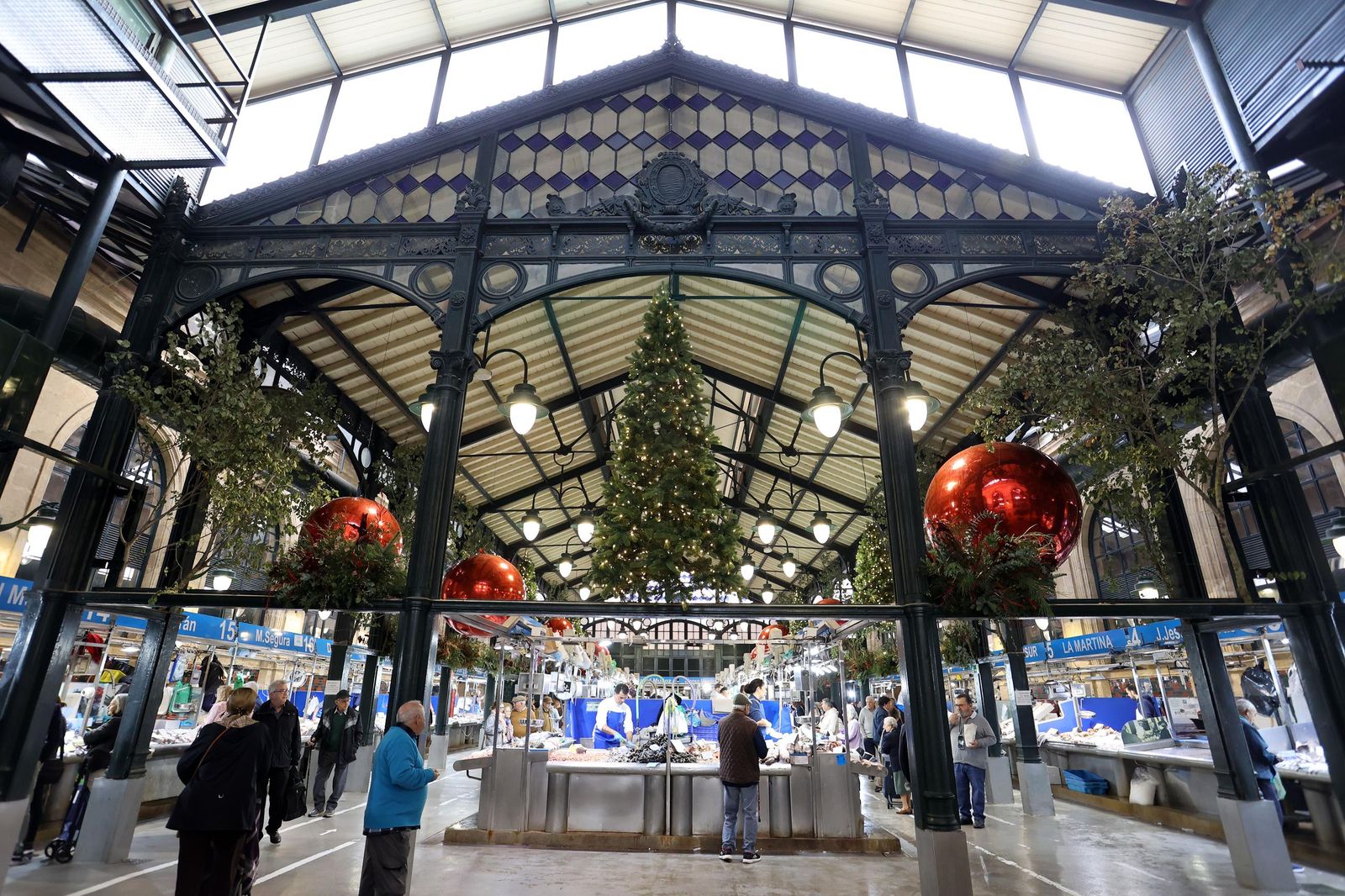 Decoración de la plaza de abastos por Navidad.