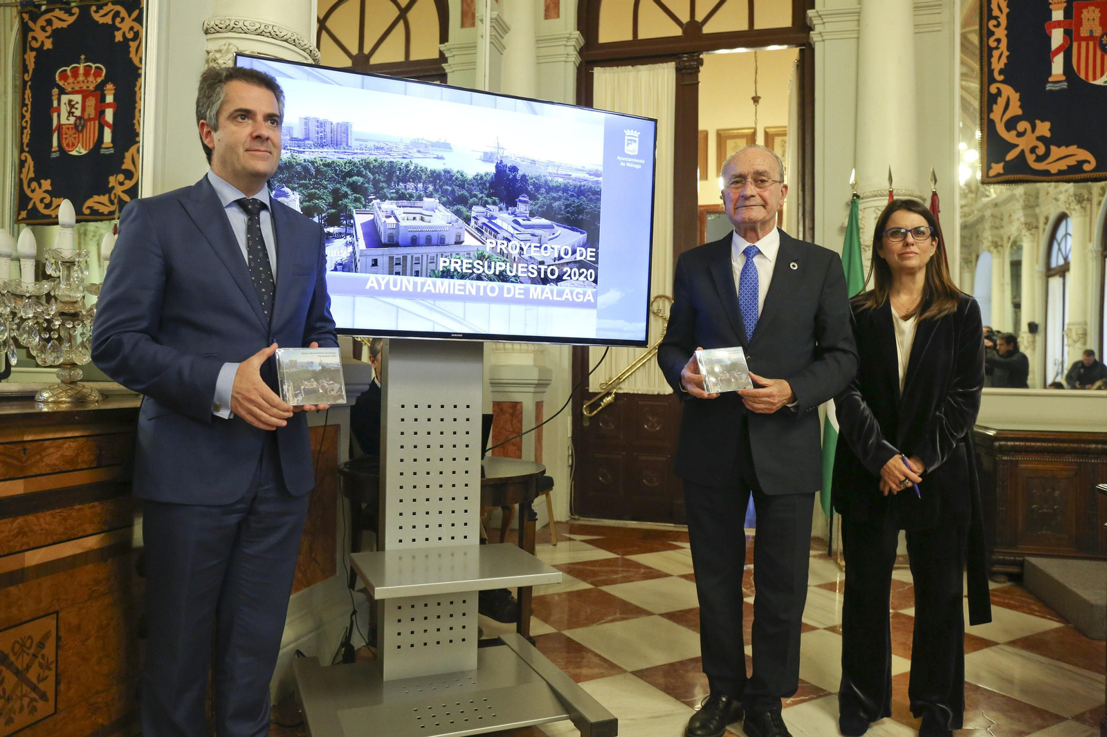 Carlos Conde, Francisco de la Torre y Susana Carillo, en la presentación de los Presupuestos del Ayuntamiento de Málaga de 2020.