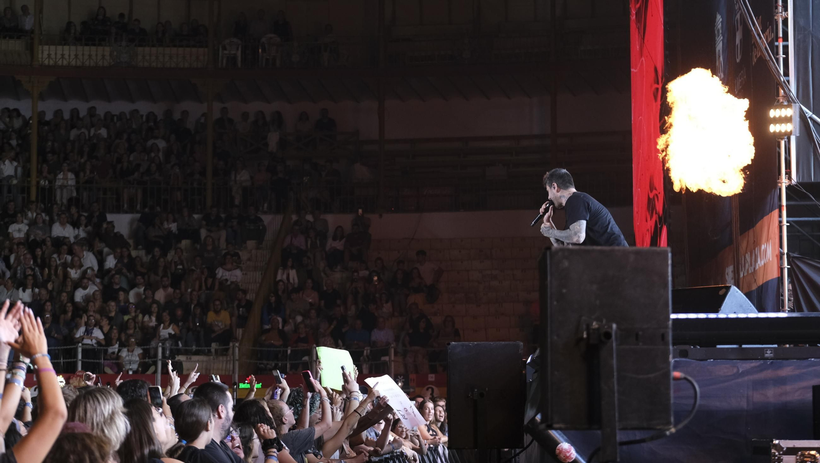 El concierto de Melendi llena de fans la Plaza de Toros de Almería, en imágenes