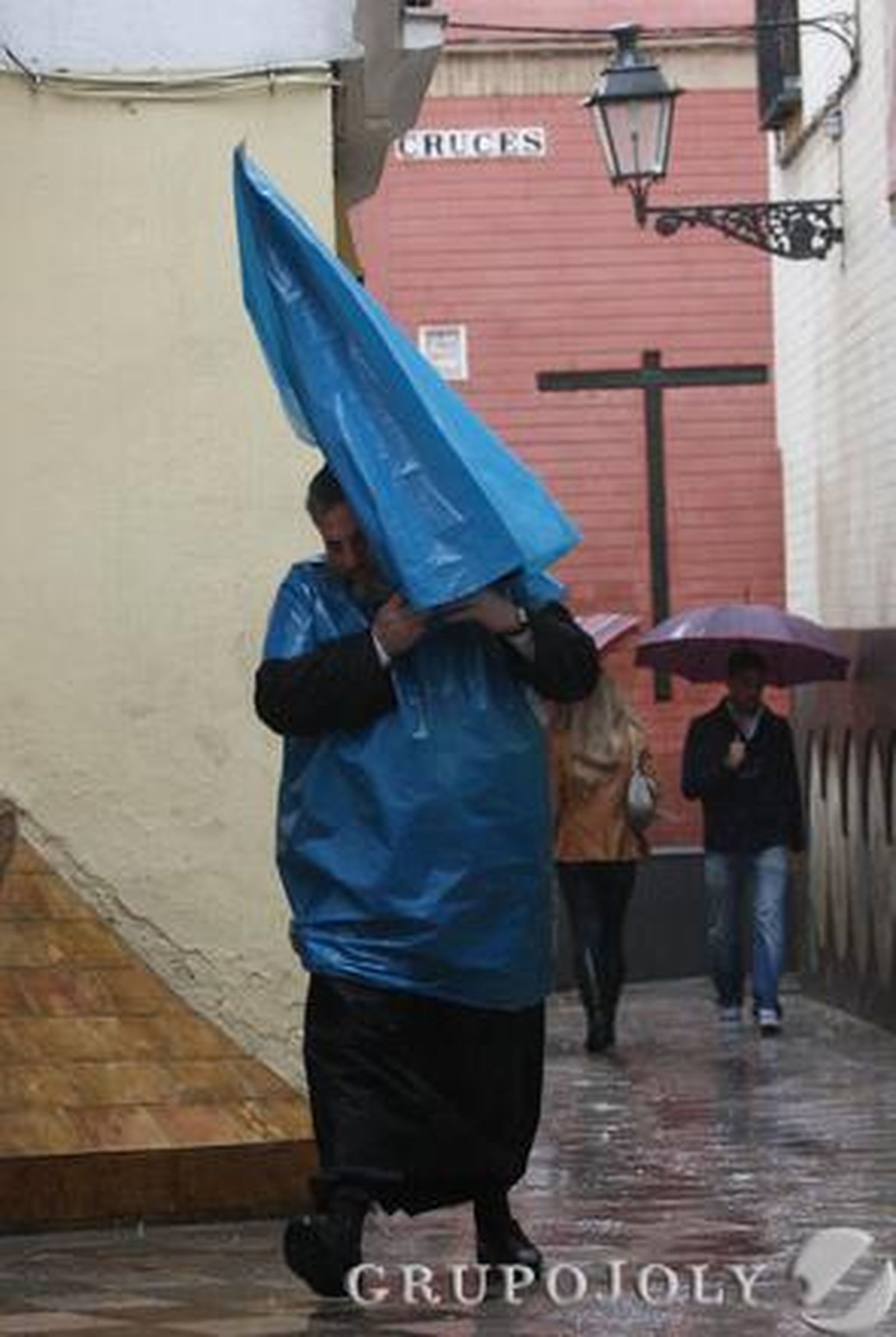 La lluvia cayó con fuerza a la hora de salida de la Hermandad de Santa Cruz que obligó a los hermanos a llegar a la Parroquia con paraguas.

Foto: B.Vargas