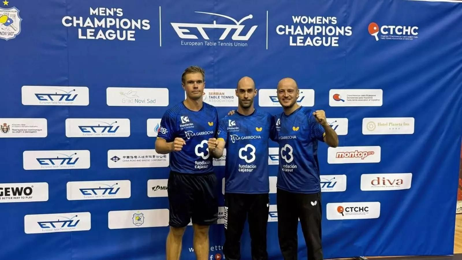 Soderlund, Calvo y Machado celebran el pase a octavos de final de la Champions.
