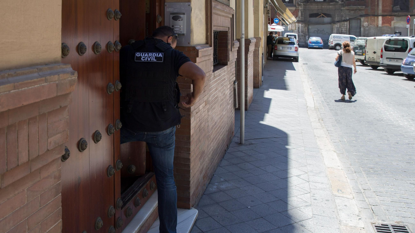 Un guardia civil en la puerta del edificio de la calle Tomás de Ibarra donde el acusado tenía una oficina.