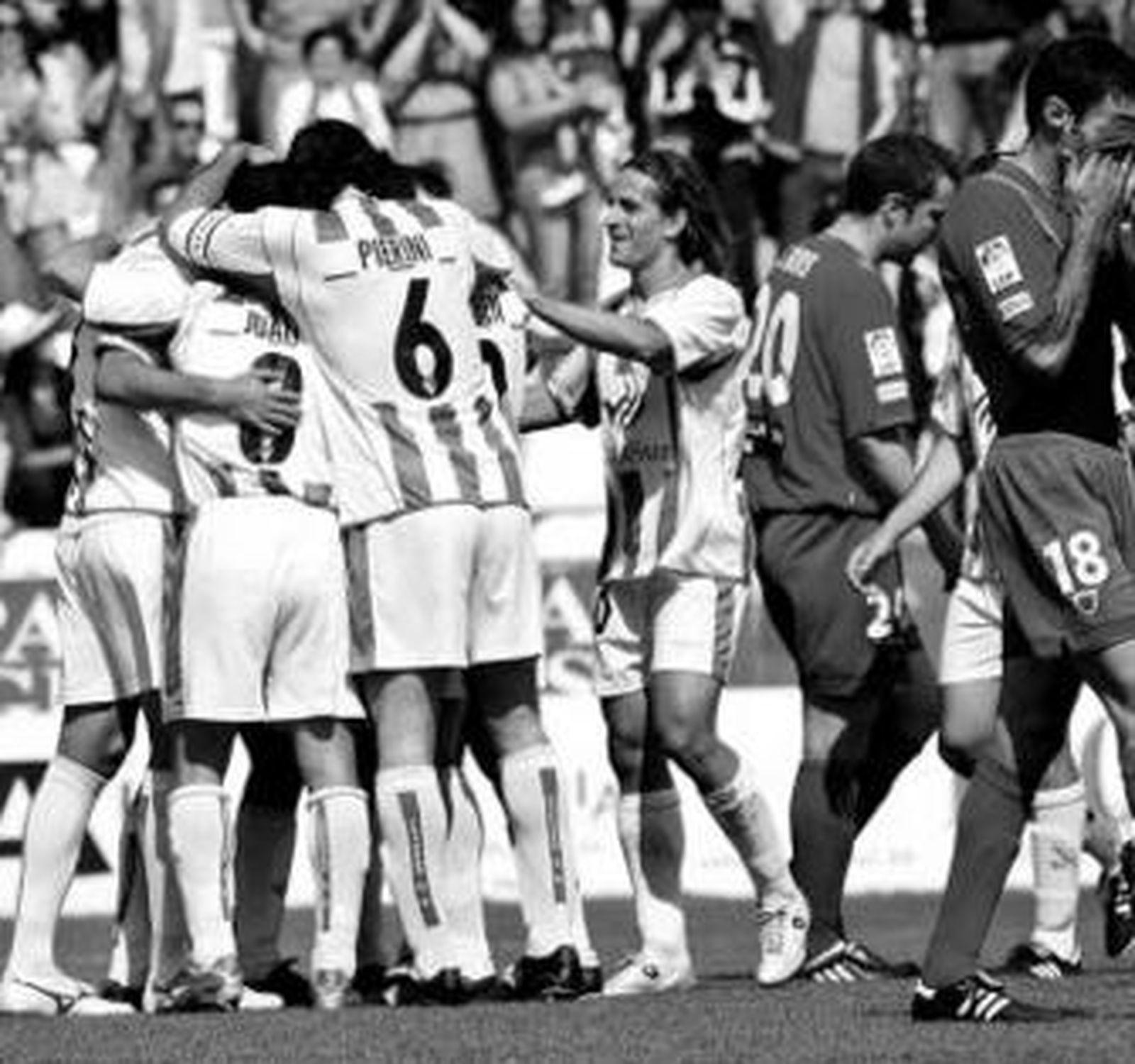 Los jugadores celebran un gol ante el Numancia.