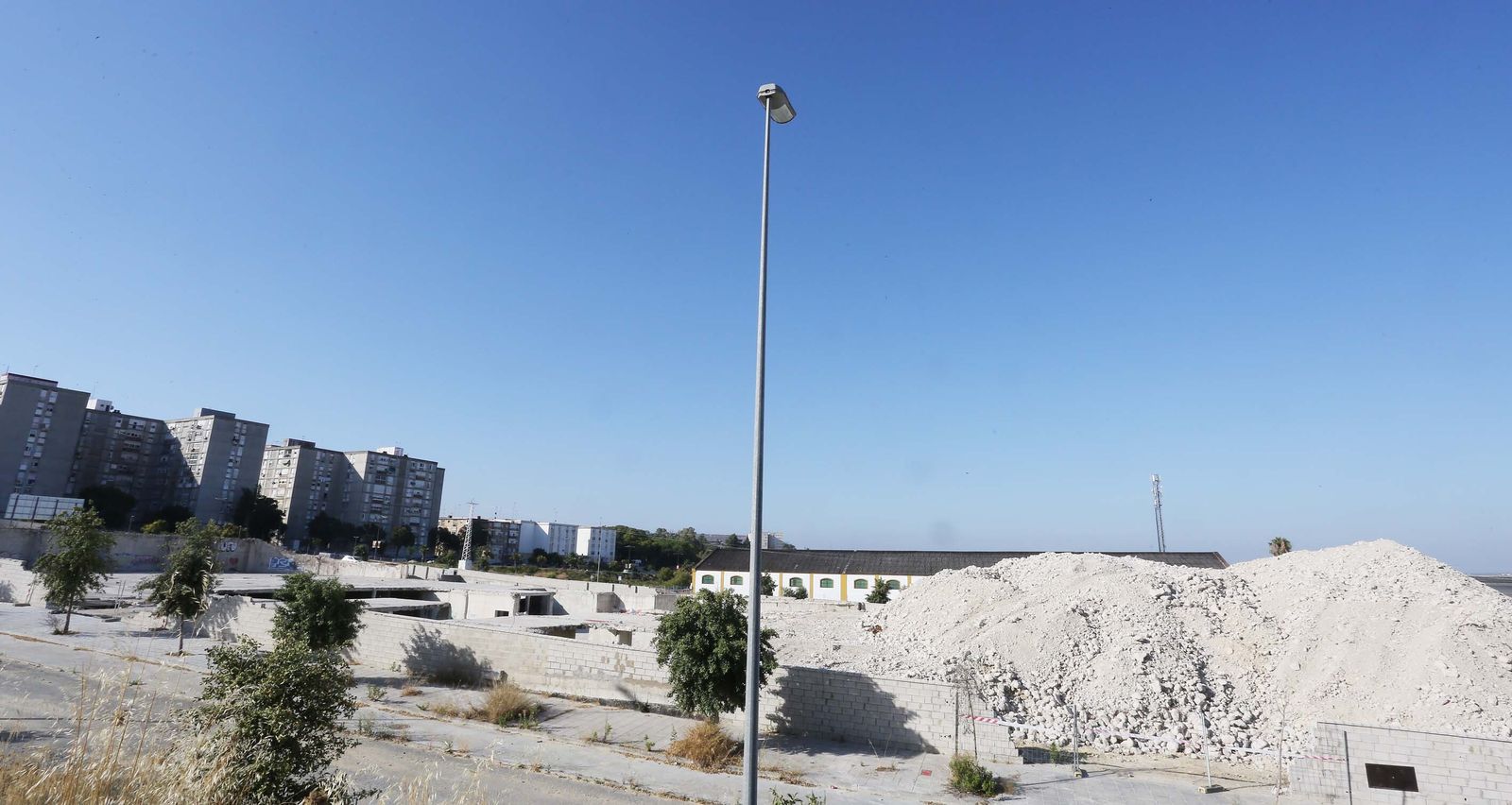 La estructura ha pasado a ser una montaña de hormigón triturado aún reutilizable. Al fondo, Las Torres.
