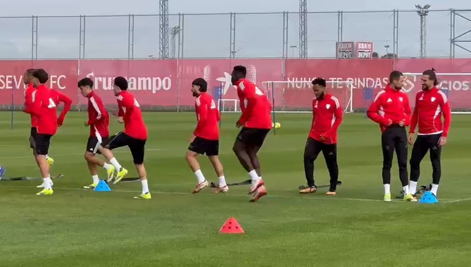 César Azpilicueta y Djibril Sow regresan a los entrenamientos con el Sevilla FC