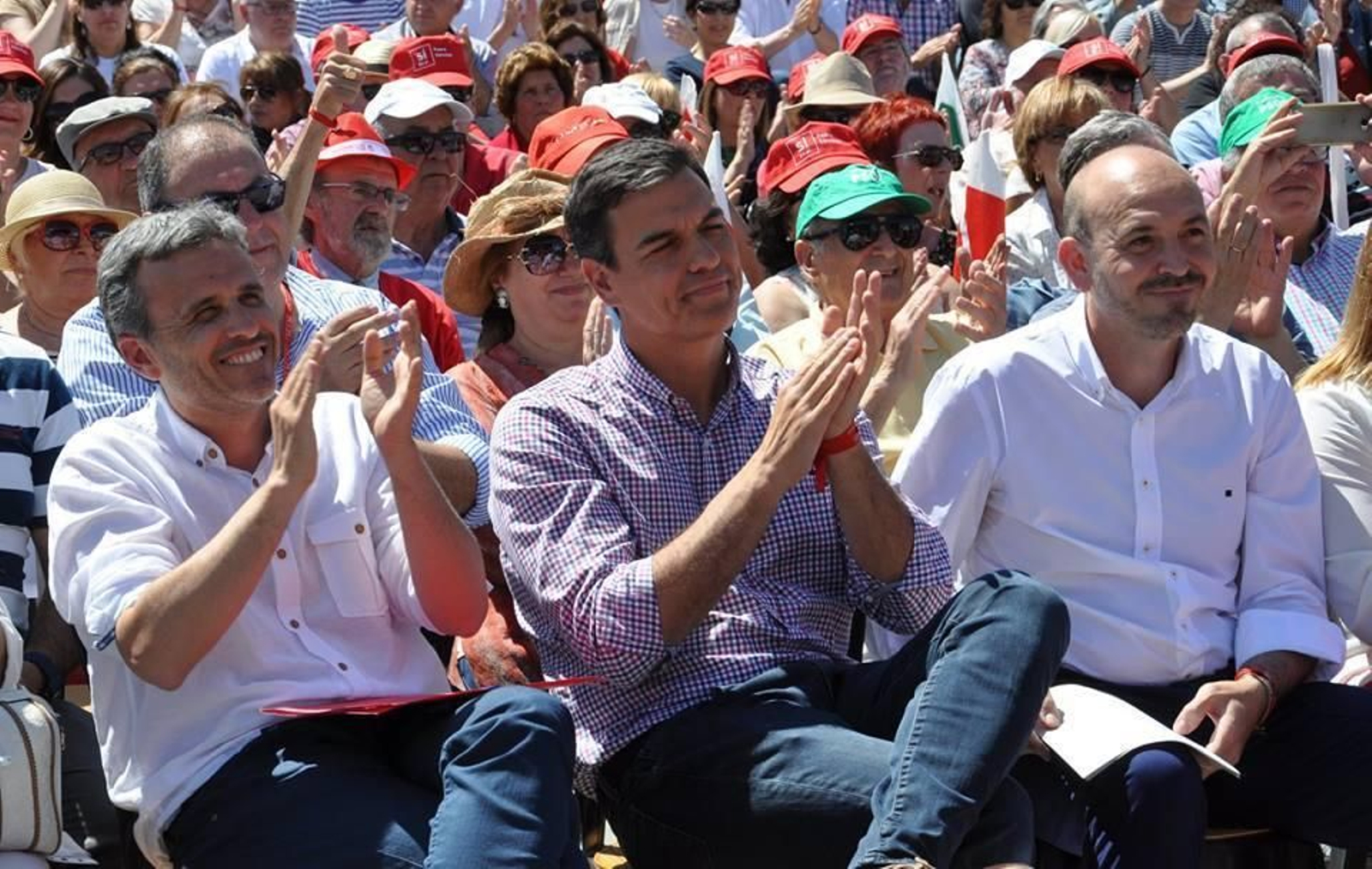 López, a la izquierda de la imagen, junto a Pedro Sánchez, durante un mitin en Cártama.
