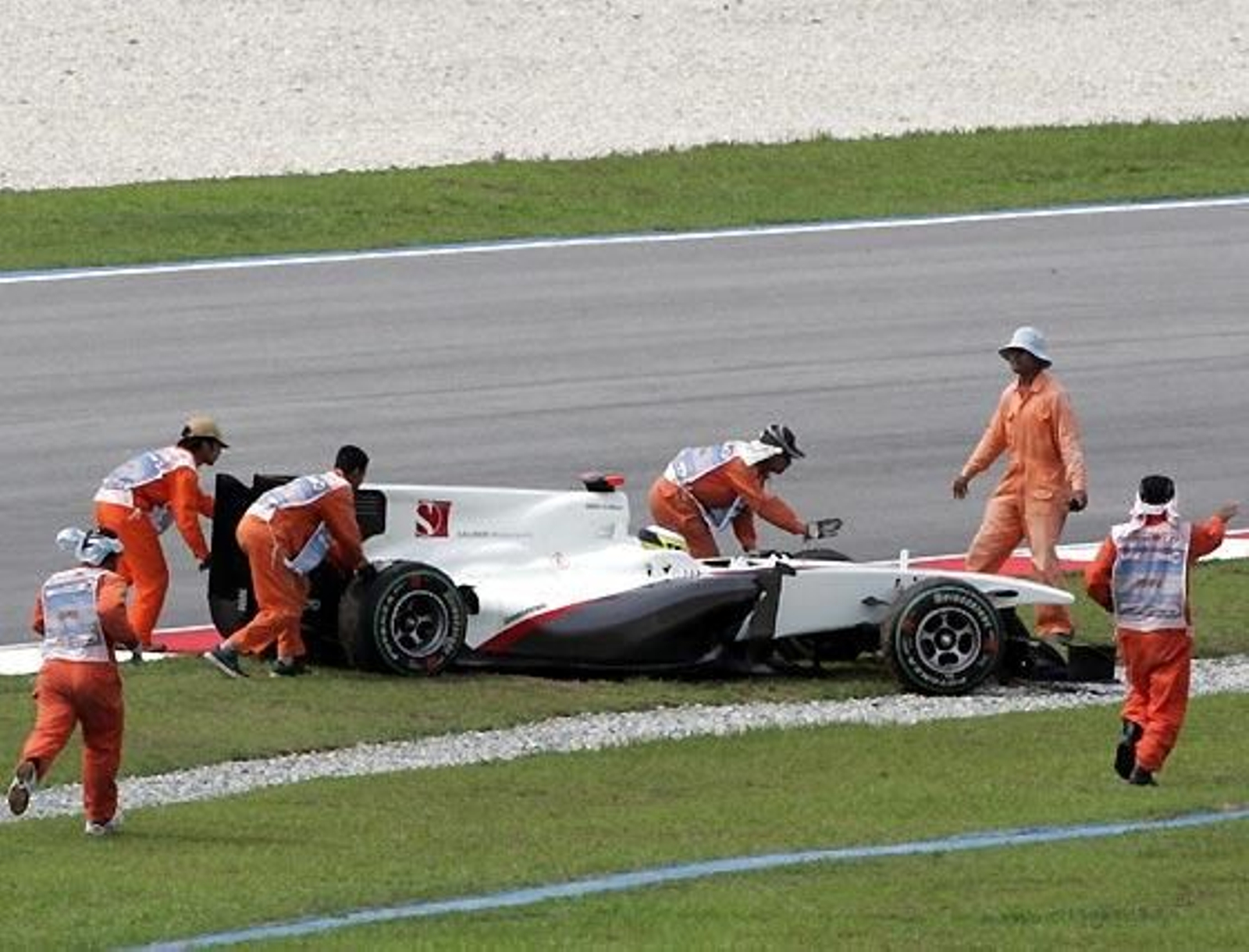 El Sauber de Pedro de la Rosa se rompió justo antes de comenzar la carrera.

Foto: Reuters / Afp Photo / Efe