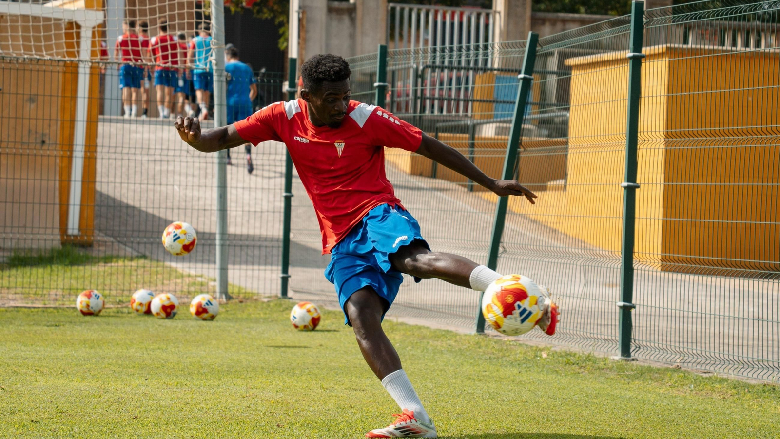 Isaac Obeng remata durante un entrenamiento en los anexos.