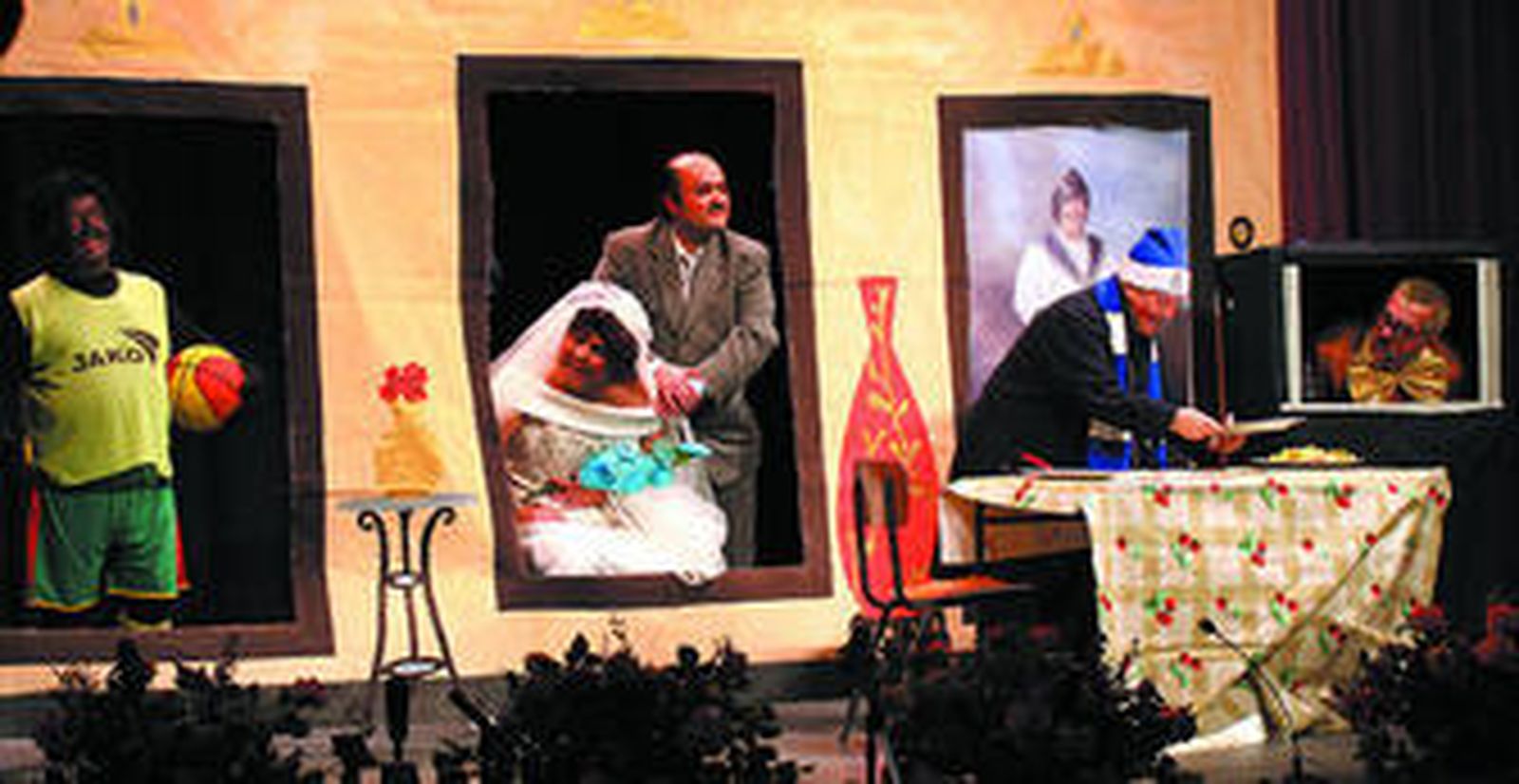 El cuarteto 'Los colgaos' de la peña Los Pollos de Huelva durante su actuación en las semifinales del concurso.