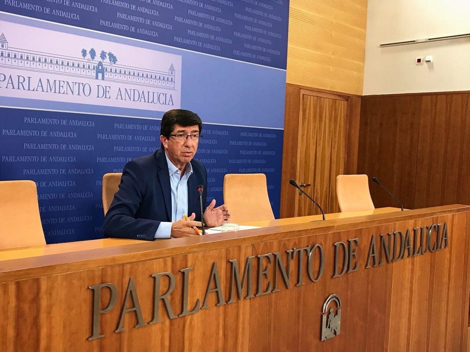 El líder de C's en Andalucía, Juan Marín, en una rueda de prensa en el Parlamento andaluz.
