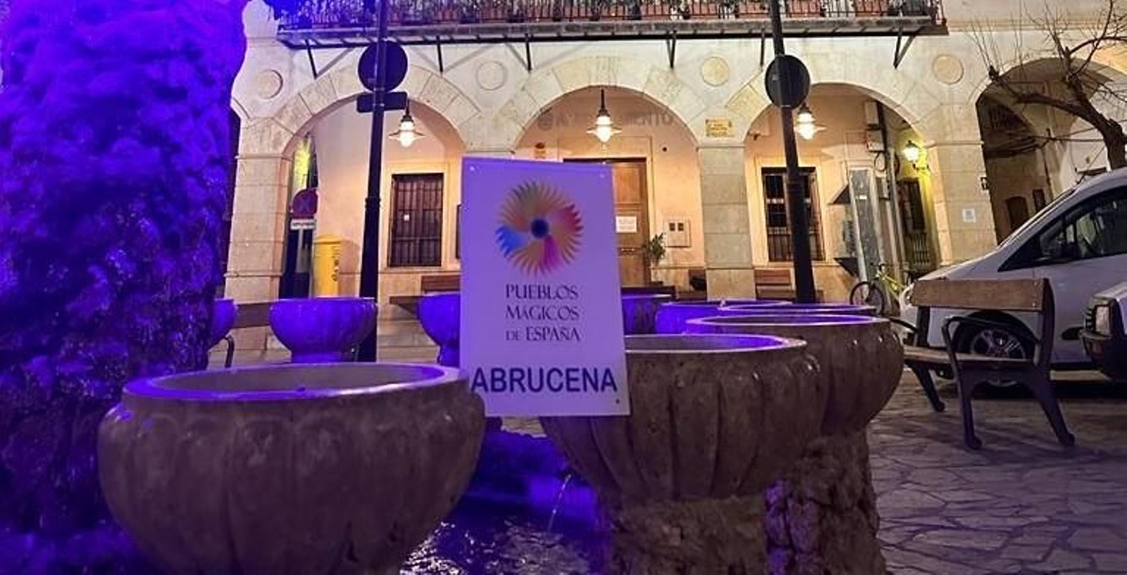 Placa de los Pueblos Mágicos de España en la Plaza del Ayuntamiento de Abrucena.